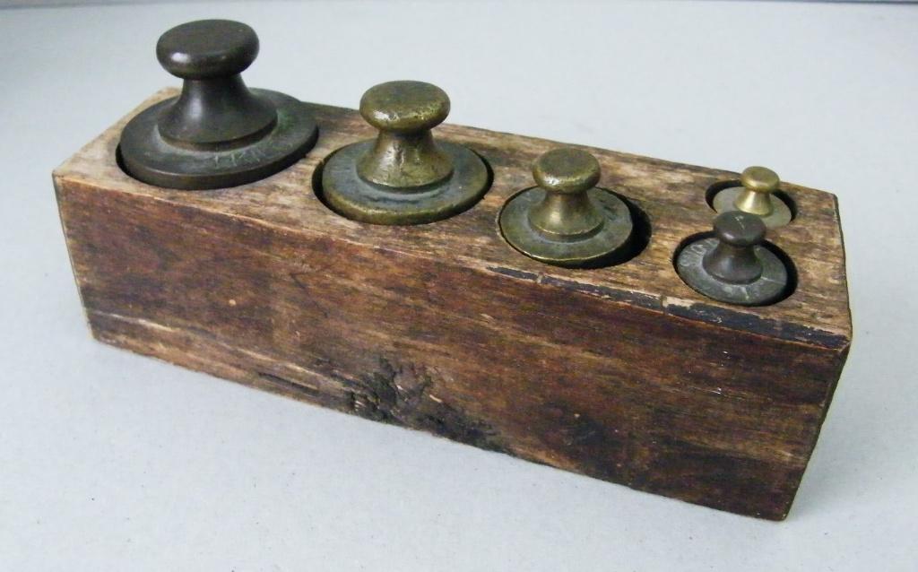 Oude koperen gewichten set in houten balk, Ophalen of Verzenden