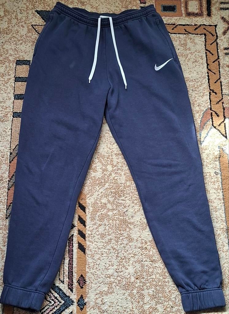 Nike joggingbroek maat M donkerblauw – zo goed als nieuw, Kleding | Heren, Broeken en Pantalons, Nike, Ophalen of Verzenden, Zo goed als nieuw