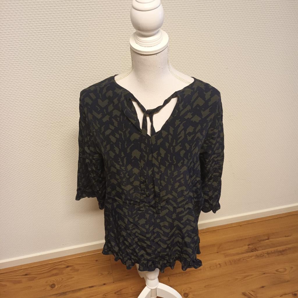 HAMPTON BAYS - Leuke top bewerkt groen/zwart, maat 42., Kleding | Dames, Tops, Zwart, Maat 42/44 (L), Hampton bays, Ophalen of Verzenden