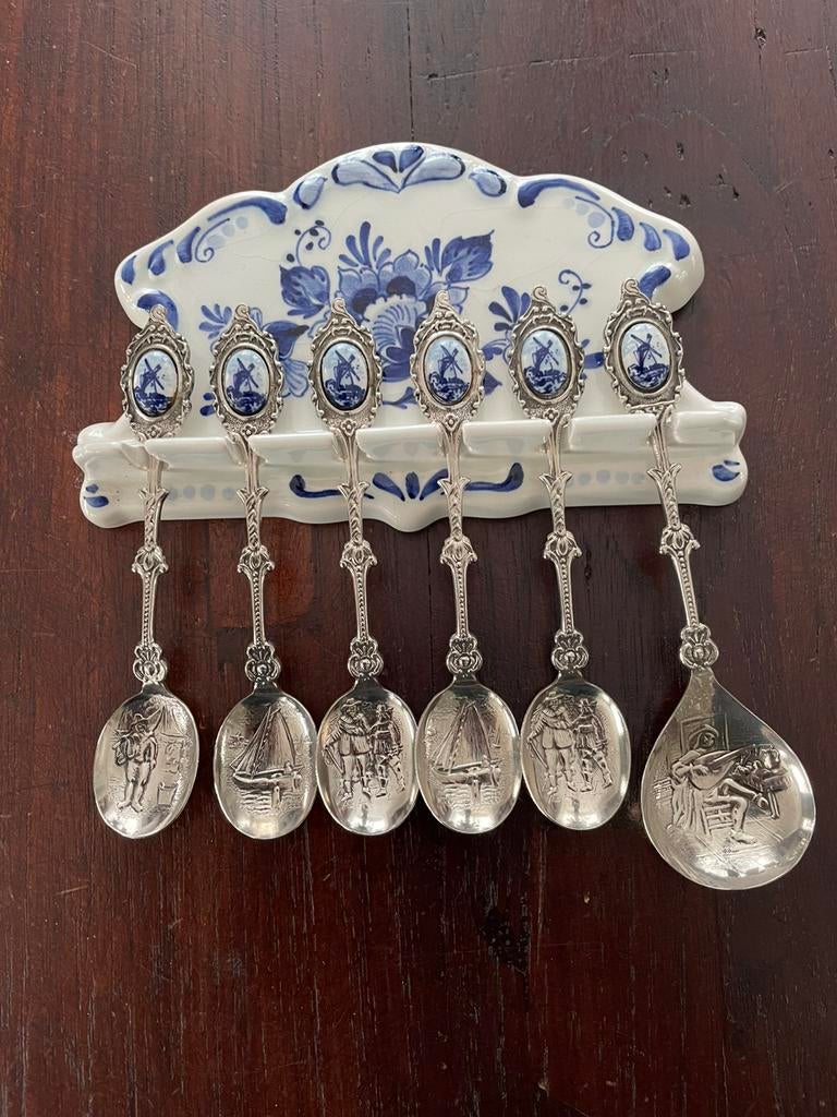 Delfsblauw lepelrekje met verzilverde lepeltjes, Antiek en Kunst, Antiek | Bestek, Ophalen of Verzenden