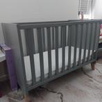 Grijs ledikant met matras, Kinderen en Baby's, Babywiegjes en Ledikanten, Ophalen of Verzenden