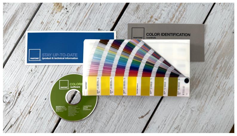 Complete Pantone set met extra waaier | CD en documentatie, Ophalen of Verzenden, Zo goed als nieuw, Papier, Schets- of Tekenboek