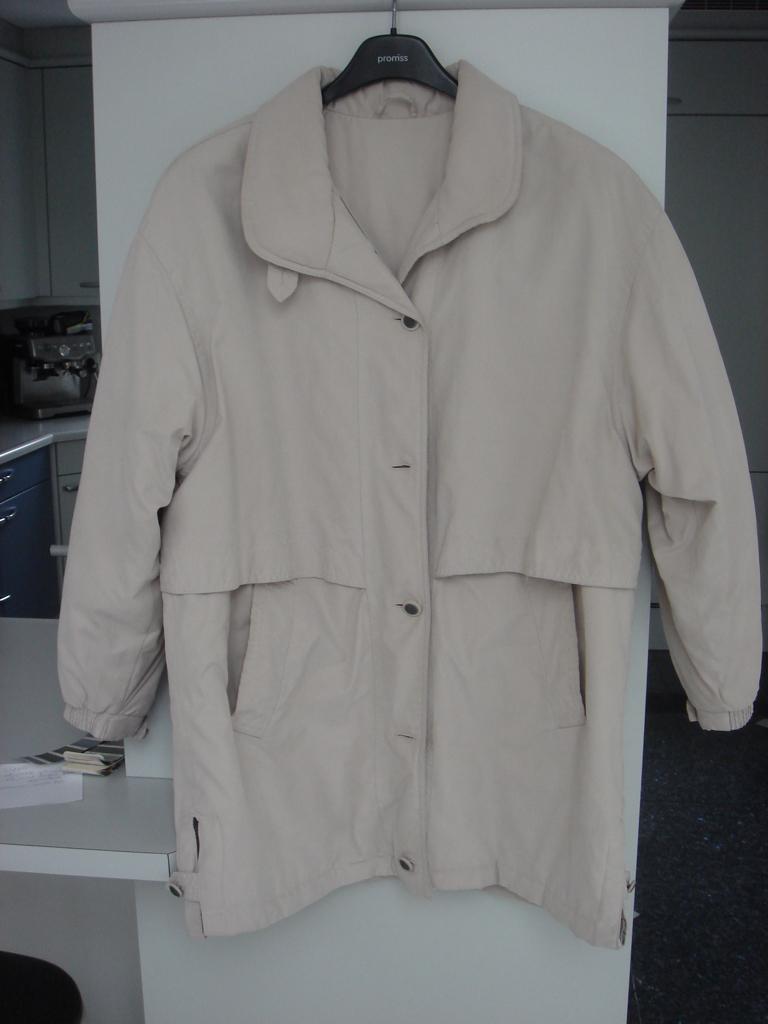 Beige Jas met leuke accenten maat 40 , Kleding | Dames, Jassen | Winter, Maat 38/40 (M), Beige, Ophalen of Verzenden, Gedragen