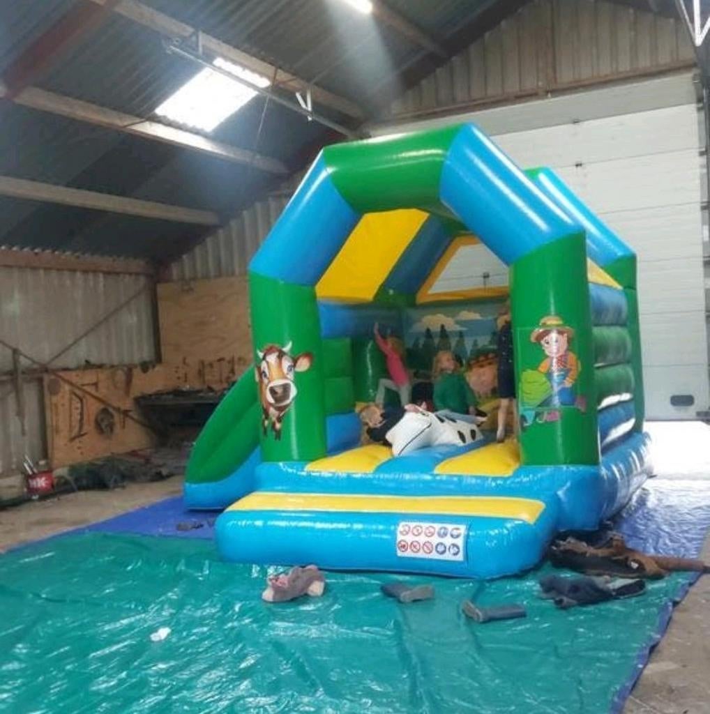 Te huur! Springkussen boerderij met glijbaan, Ophalen, Zo goed als nieuw