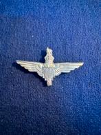 Britse Plastic Airborne parachute wing (Cap Badge) WW2, Ophalen of Verzenden, Luchtmacht, Engeland, Embleem of Badge