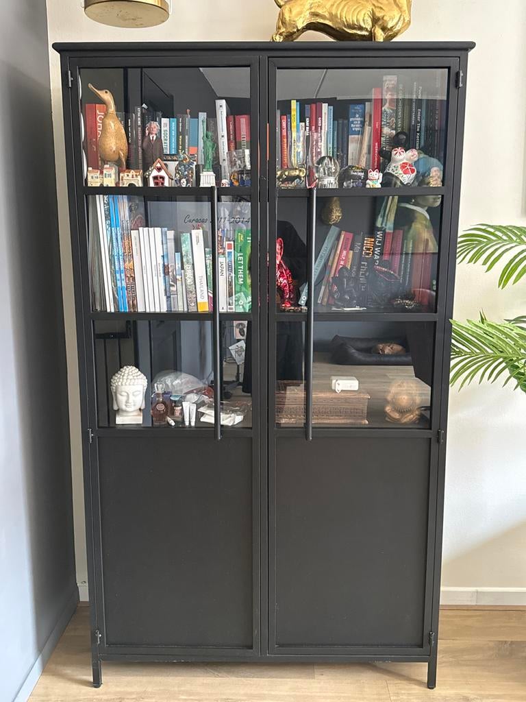 Zwarte vitrinekast met glazen deuren en planken, Huis en Inrichting, Ophalen, 50 tot 100 cm, Zo goed als nieuw, Metaal
