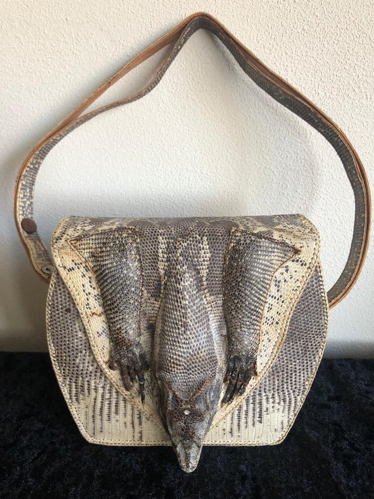 Antieke handtas van varaan reptielenleer, uit Indonesië, Antiek en Kunst, Antiek | Kleding en Accessoires, Ophalen of Verzenden