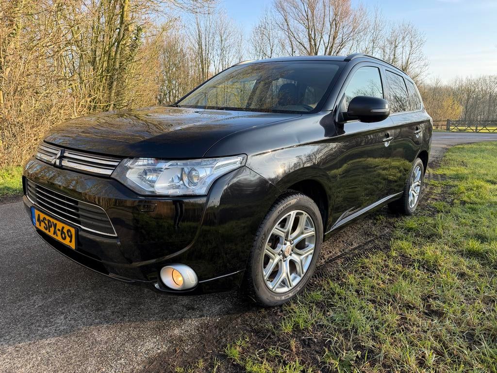 Mitsubishi Outlander 2.0 Dohc Mivec Phev 203pk 4WD CVT 5P, 1998 cc, Outlander, 4 cilinders, Zwart
