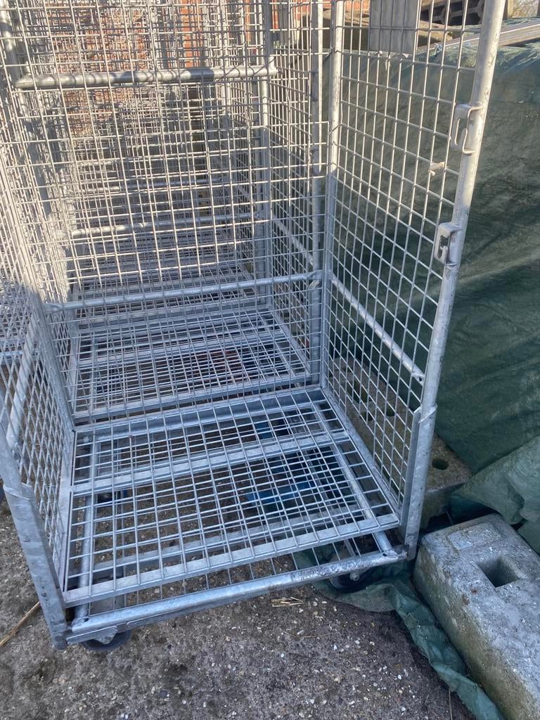 4 heks ijzeren rolcontainers en andere soorten containers, Ophalen