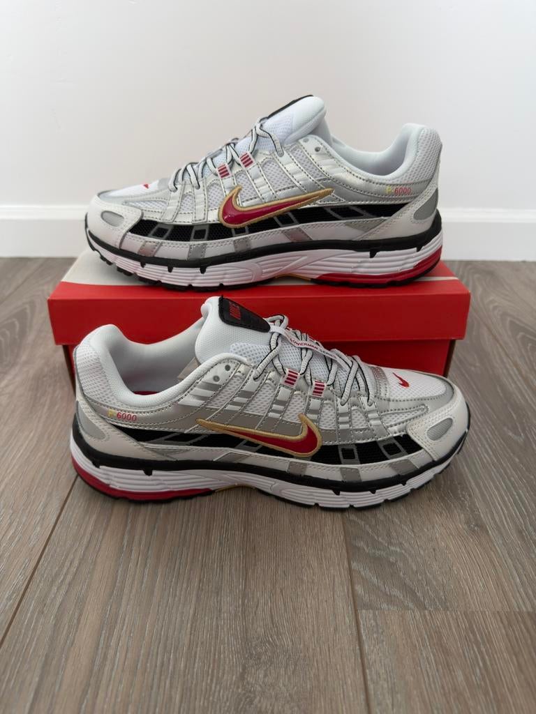 Nike P-6000 Metallic Red Maat 42, Ophalen of Verzenden, Nieuw, Overige kleuren, Sneakers of Gympen