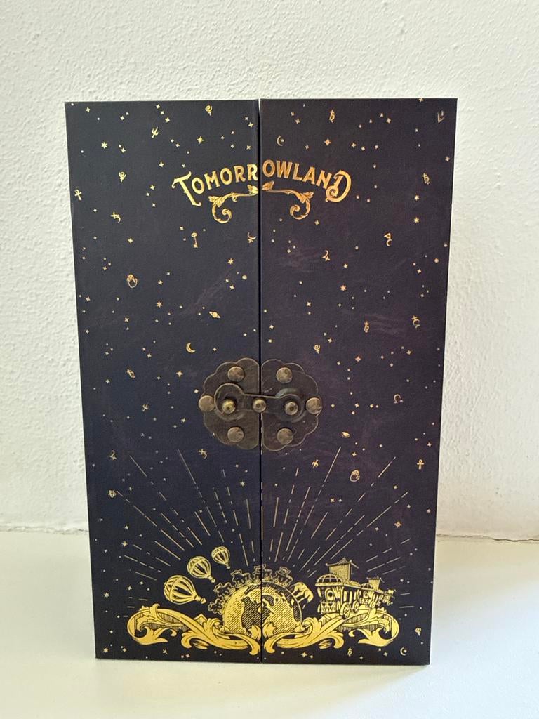 Tomorrowland 2017 Amicorum Spectaculum - treasure case, Verzamelen, Ophalen of Verzenden, Zo goed als nieuw, Poster, Artwork of Schilderij