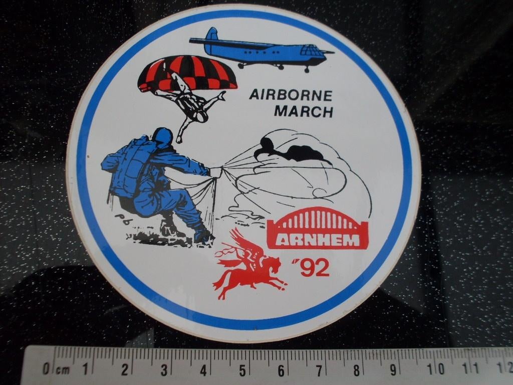 sticker airborne march arnhem 1992 logo embleem parachute, Verzamelen, Verzenden, Zo goed als nieuw, Bedrijf of Vereniging