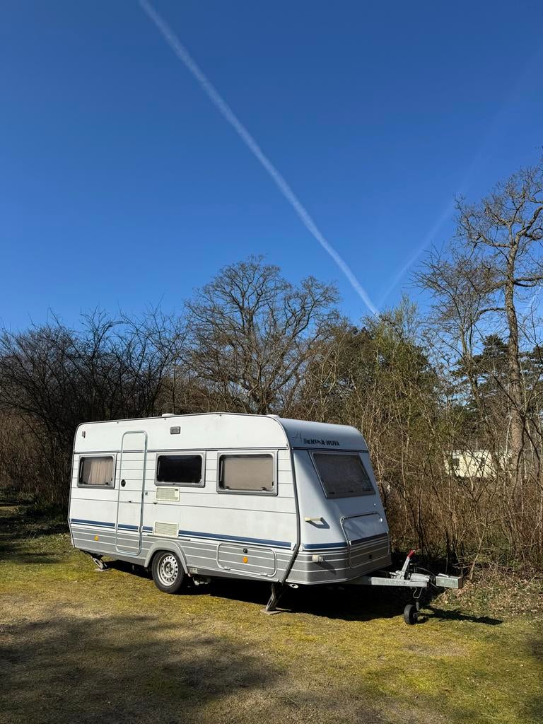 Hymer Eriba Nova + voortent. Locatie Camping Bakkum, Koelkast, Omvormbare zithoek, Treinzit, Particulier
