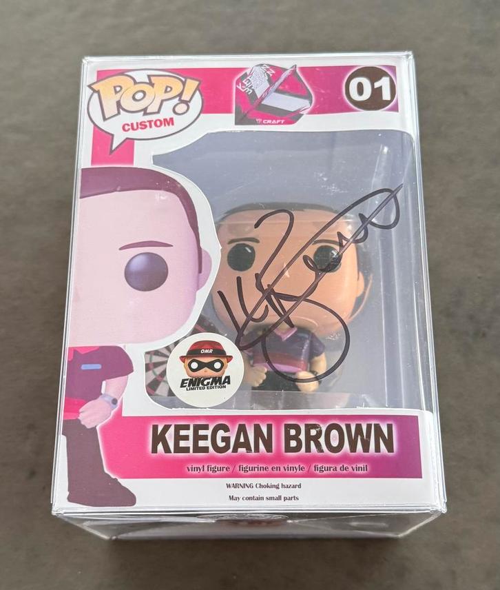 Sportmemorabilia, Darts, Keegan Brown, gesigneerd, Verzamelen, Sportartikelen en Voetbal, Nieuw, Beeldje of Poppetje, Overige sporten