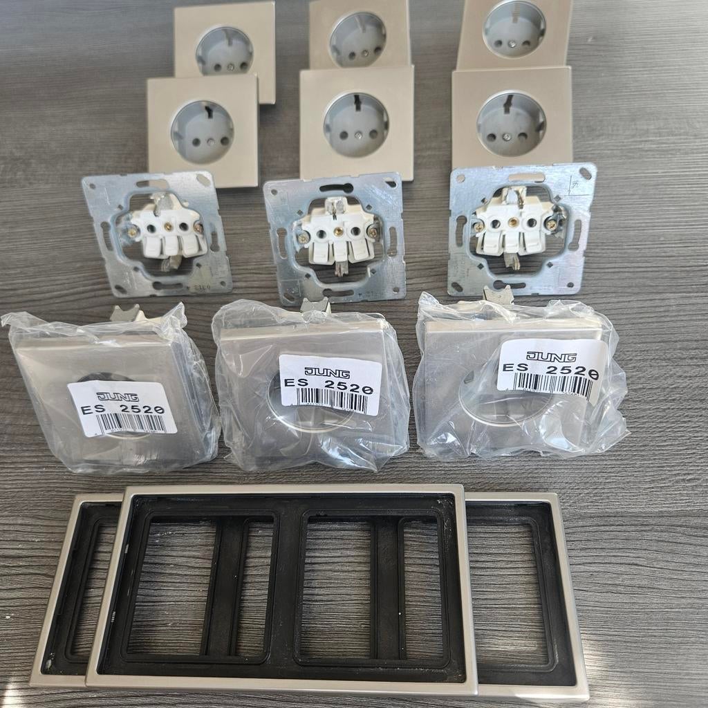 Jung RVS schakelmateriaal - Stopcontacten en afdekramen, Ophalen of Verzenden, Gebruikt, Stopcontact