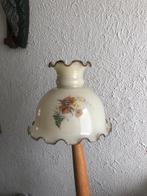 brocante lampenkap van opaline glas met bloem, Huis en Inrichting, Lampen | Lampenkappen, Overige kleuren, Rond, Ophalen of Verzenden
