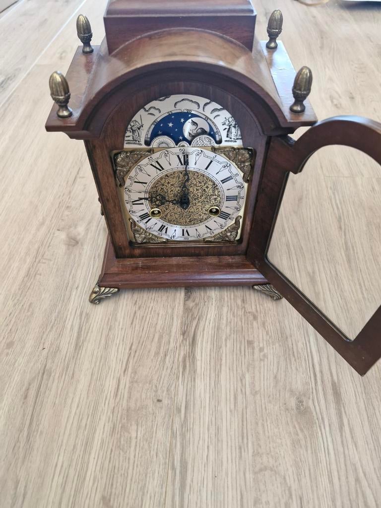 Wortelnoten tafelklok met sleutel, Ophalen of Verzenden