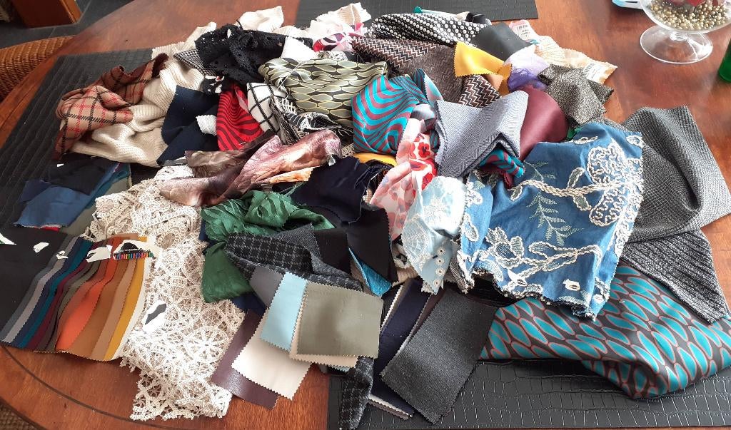 DIY grote zak vol restjes en lapjes stof lot 1, Hobby en Vrije tijd, Stoffen en Lappen, Overige materialen, Overige kleuren, Nieuw