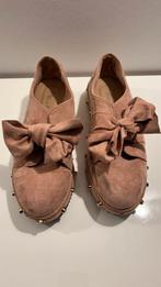 Zachtroze instappers met strik en studs (maat 39), Kleding | Dames, Schoenen, Ophalen of Verzenden, Roze, Gedragen, Instappers