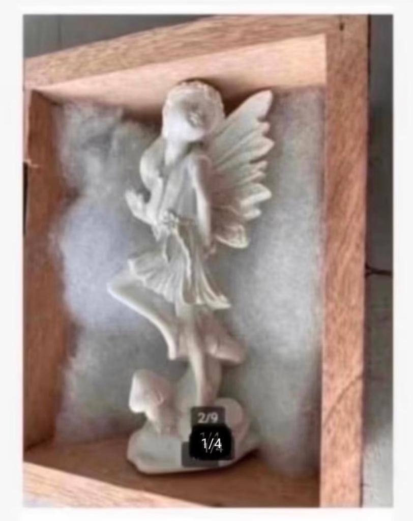 Elfen beeld 12 cm, in mooie houten schatkist 14 x 13 x 12 cm, Antiek en Kunst, Ophalen of Verzenden