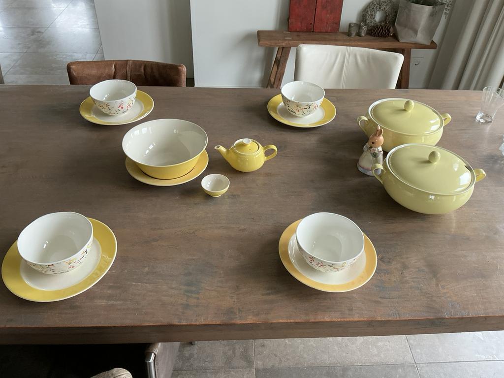 Maastrichts aardewerk, botergeel, geelgerand serviesdelen, Ophalen