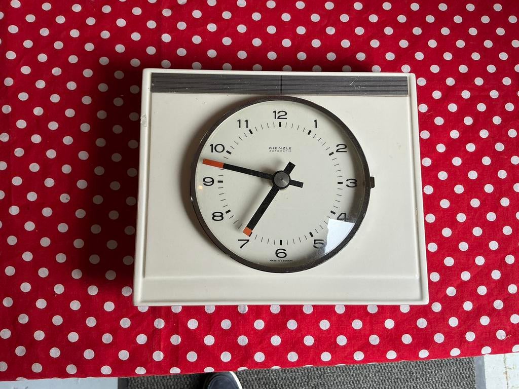 KEUKENKLOK FIFTIES BROCANTE KLOK KIENZLE WIT AARDEWERK, Ophalen of Verzenden, Gebruikt, Analoog, Wandklok