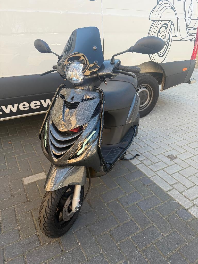 Piaggio zip 2018 | Nieuwstaat | Speciale kleur | Garantie, Maximaal 45 km/u, Zip, Ophalen of Verzenden, Zo goed als nieuw