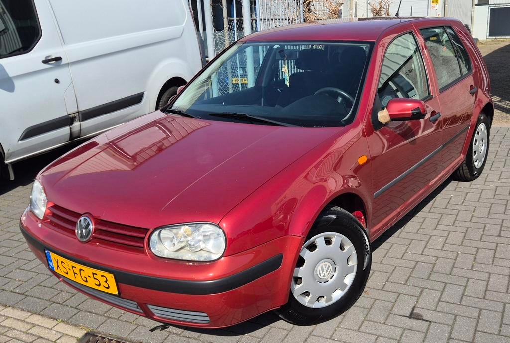 Volkswagen Golf 1.6 74KW 1999 Rood*Trekhaak*APK*OPKNAPPER!!*, Auto's, 4 cilinders, 100 pk, 49 €/maand, Handgeschakeld