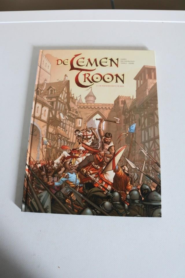 De lemen troon Nr 1 : De ridder met de bijl - hc - 1e druk, Boeken, Stripboeken, Eén stripboek, Ophalen of Verzenden, Zo goed als nieuw