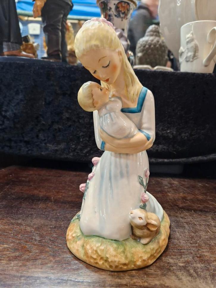 Liefdevolle porseleinen beeldje van moeder en kind, Antiek en Kunst, Kunst | Beelden en Houtsnijwerken, Ophalen of Verzenden