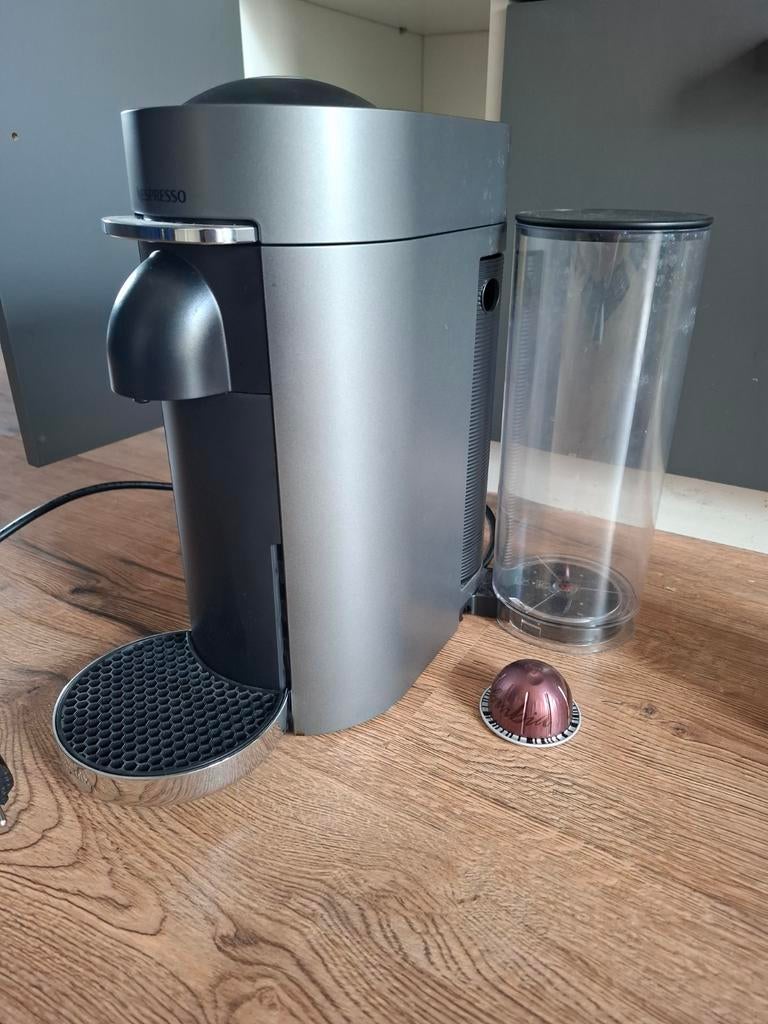 Nespresso Vertuo koffiezetapparaat, Witgoed en Apparatuur, Koffiezetapparaten, Ophalen of Verzenden, Zo goed als nieuw, Koffiemachine