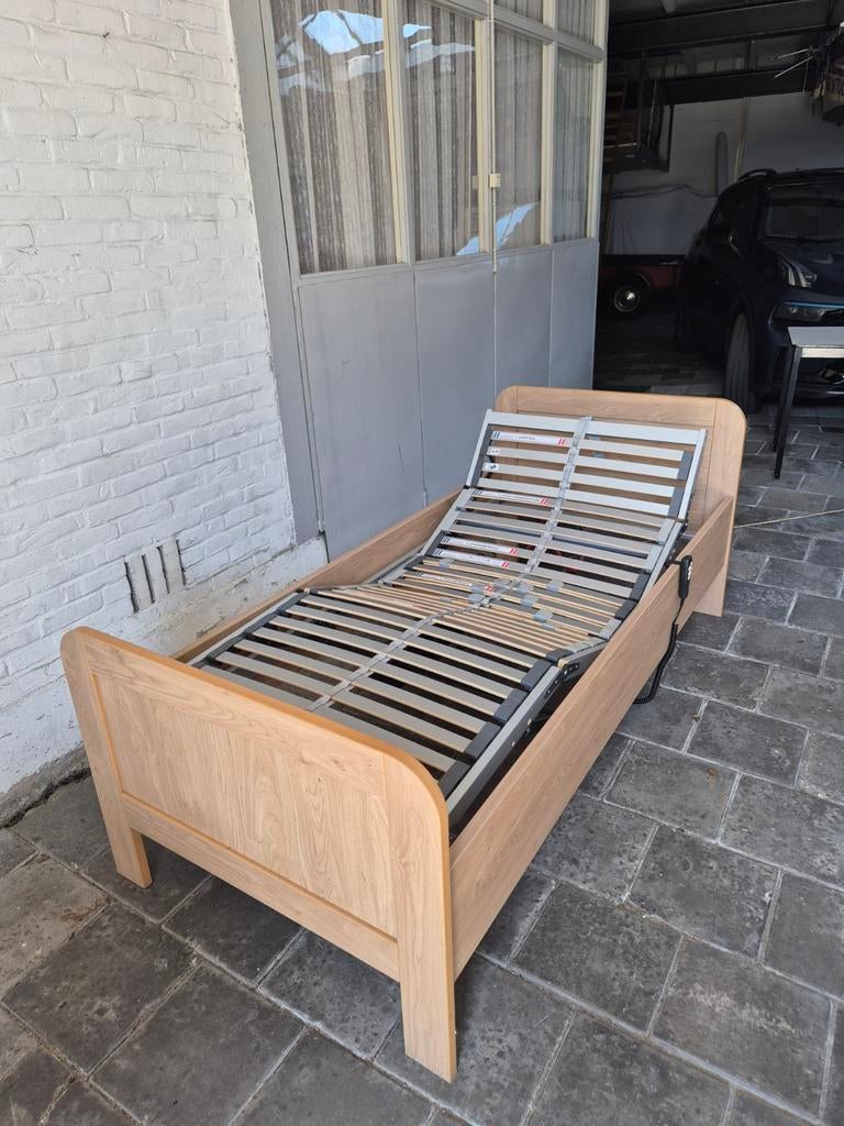 Electrisch verstelbaar eenpersoonsbed / seniorenbed 90 x 200, Ophalen, Overige materialen, Modern en functioneel, Verstelbaar