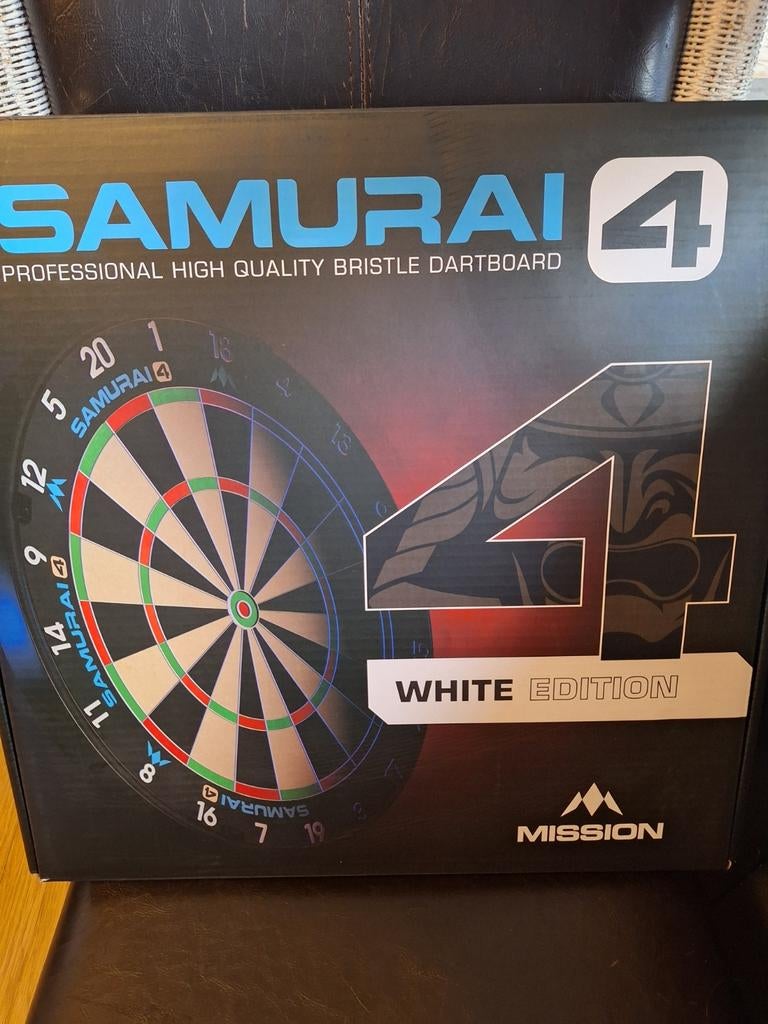 Dartbord Samurai 4 white edition, Sport en Fitness, Darts, Ophalen, Nieuw, Pijlen