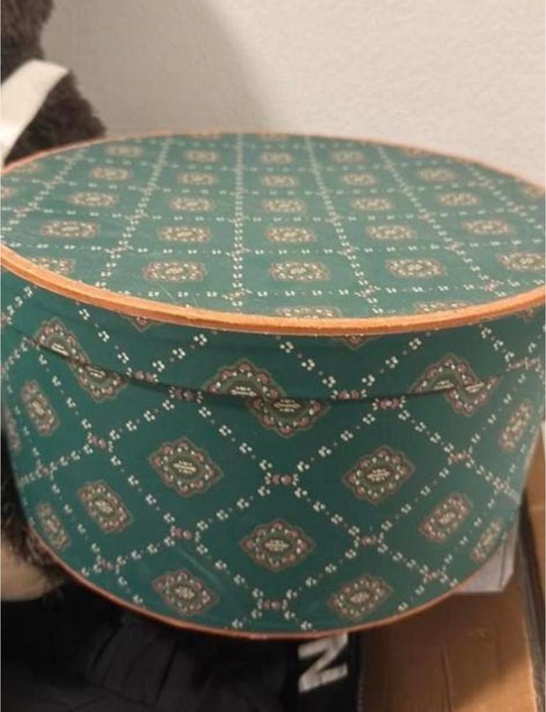 New country gear hoedendoos, Ophalen