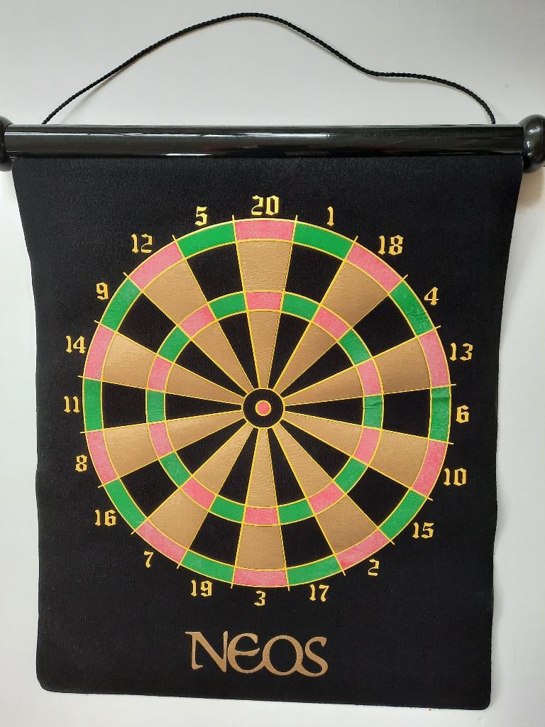 NEOS magnetisch dartbord met 6 darts - nieuw - in koker, Sport en Fitness, Darts, Nieuw, Dartbord, Ophalen of Verzenden