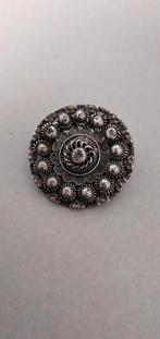 Sieraden o.a. dasspeld, Ophalen