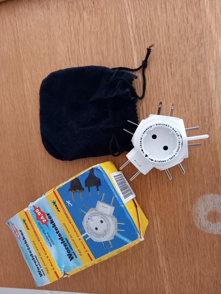 ANWB Wereldstekker met reisetui - Universele adapter, Ophalen, Zo goed als nieuw
