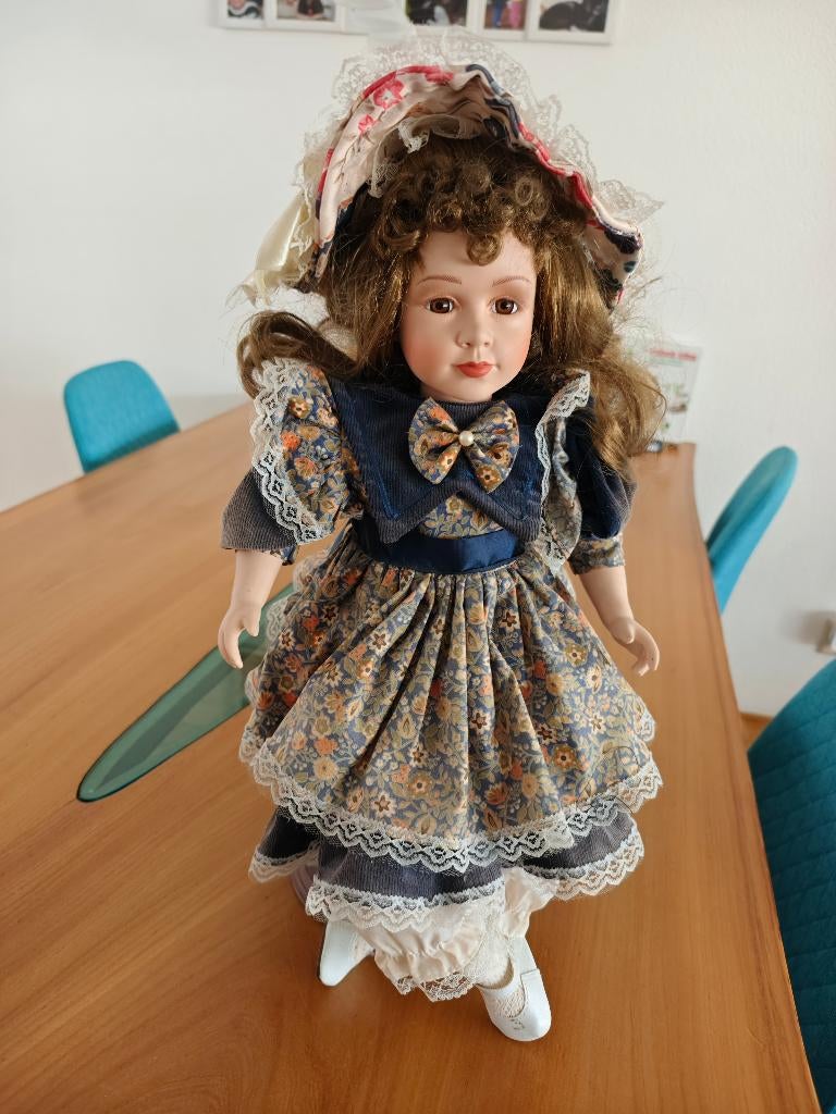 Vintage porseleinen pop 46 cm met hoedje, Verzamelen, Poppen, Ophalen of Verzenden, Gebruikt, Pop