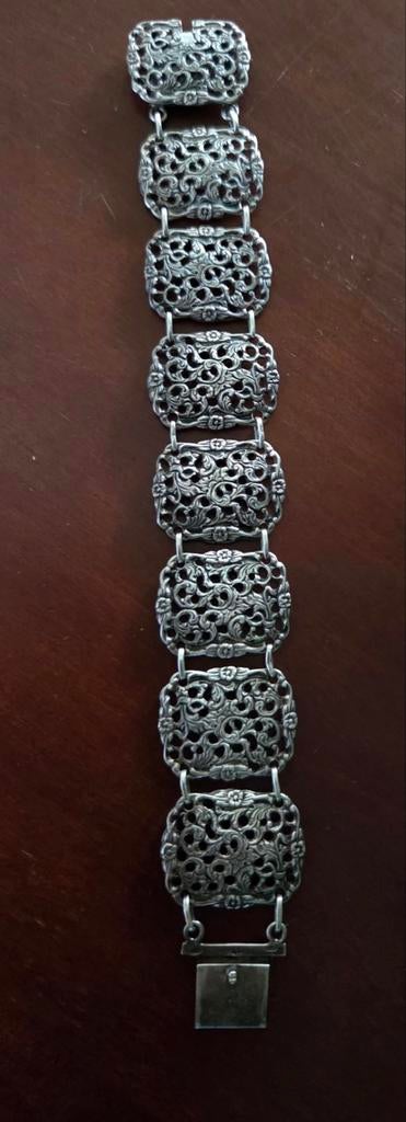 Antieke zilveren armband gemerkt
19 cm lang, Sieraden, Tassen en Uiterlijk, Antieke sieraden, Ophalen of Verzenden, Zilver, Armband