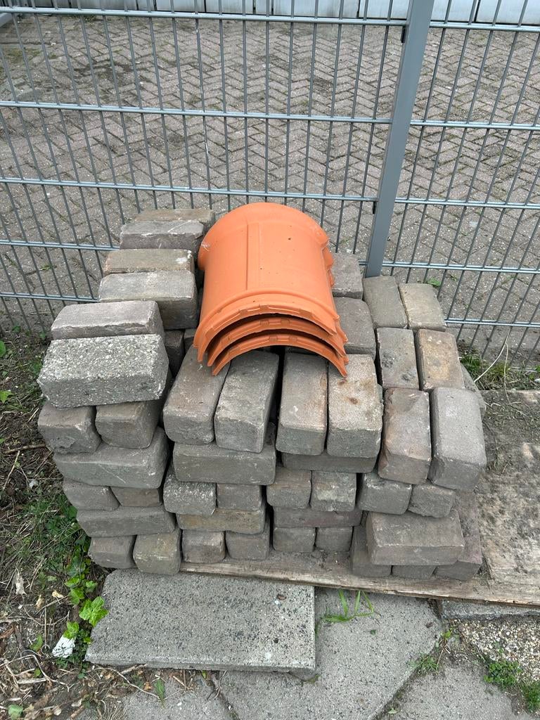 Gratis af te halen: Meer dan 100 trommelstenen, Tuin en Terras, Ophalen, Gebruikt, Klinkers, 10 m² of meer