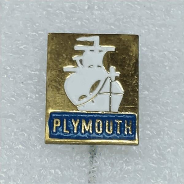 SP0880 Speldje Plymouth, Verzamelen, Speldjes, Pins en Buttons, Ophalen of Verzenden, Gebruikt, Overige onderwerpen