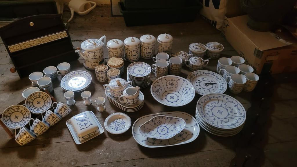 Prachtig en uitgebreid Jäger Eisenberg Blau Saks servies, Antiek en Kunst, Antiek | Servies compleet, Ophalen of Verzenden