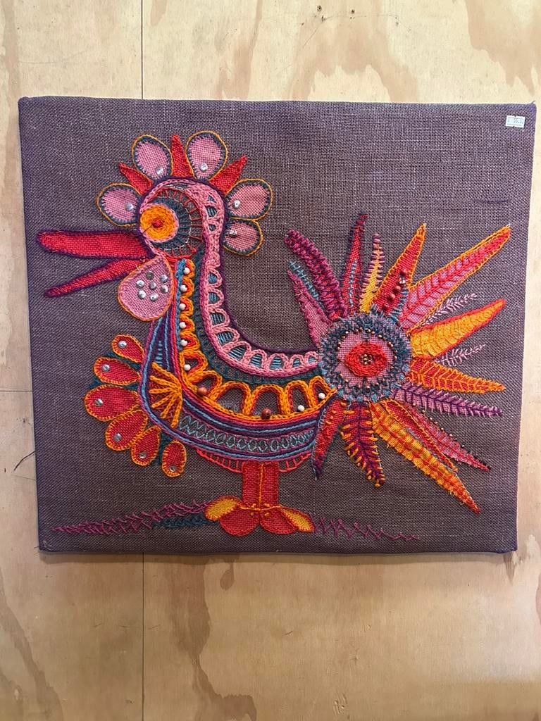 Vintage jaren 70 wandbord met geborduurde kleurrijke kip, Ophalen of Verzenden, Huis en Inrichting