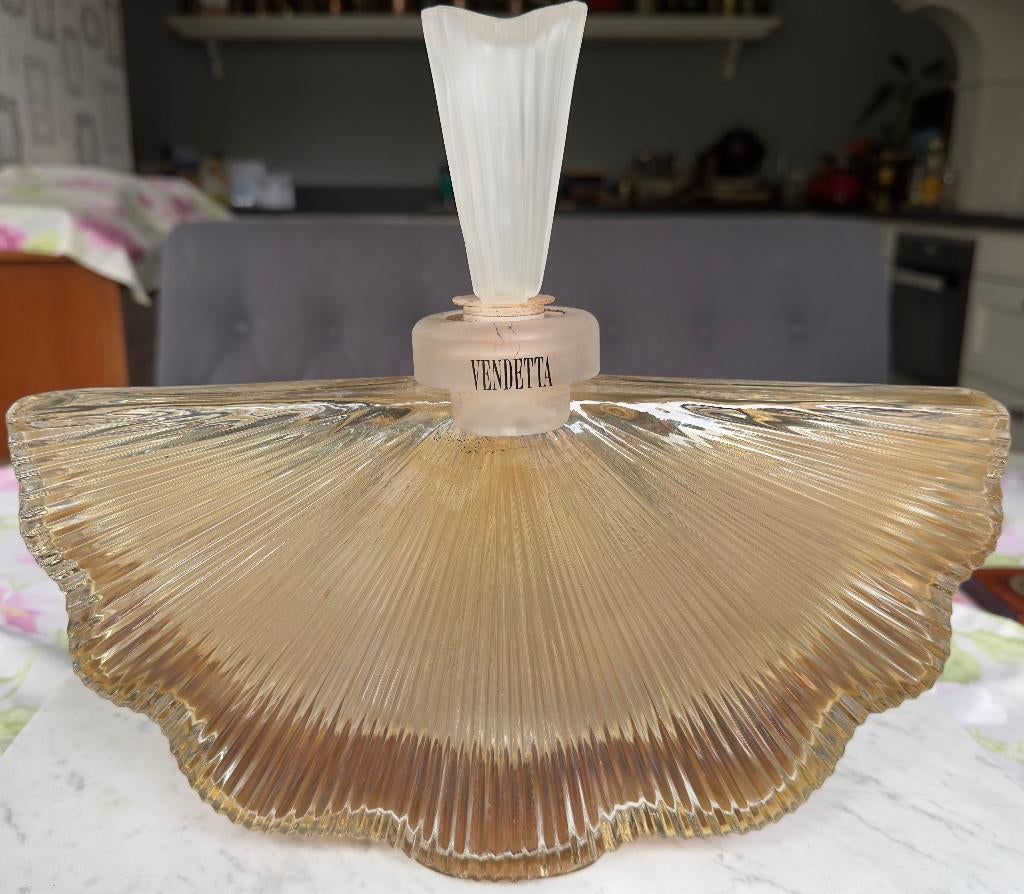 Grote etalage-parfumfles Vendetta – 1100 ml – Italië, Ophalen, Overige kleuren, Glas, Minder dan 50 cm