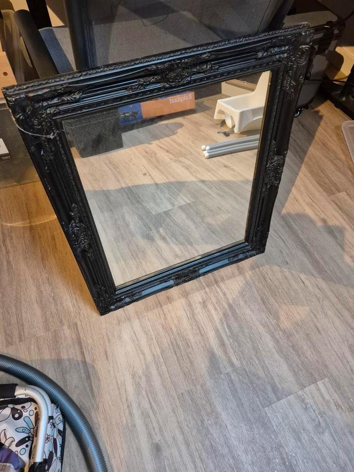 Brocante spiegel met zwarte lijst - ca. 75 x 60 cm, Antiek en Kunst, Curiosa en Brocante, Ophalen of Verzenden