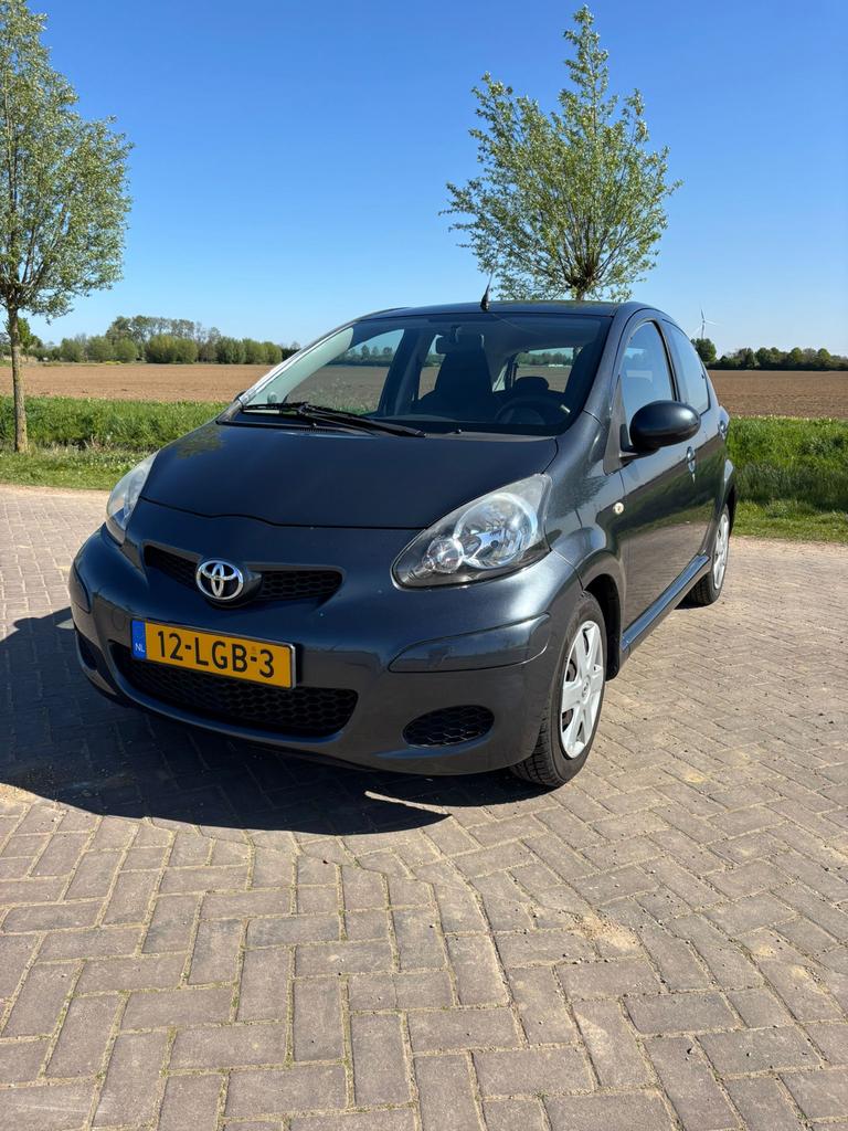 Toyota Aygo 1.0 5DRS 2010 Grijs lage km airco, Voorwielaandrijving, Stof, 4 stoelen, 68 pk