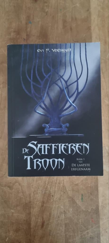 De Saffieren Troon - Boek 1: De Laatste Erfgenaam, Ophalen of Verzenden, Gelezen, Evi F. Verdaselt