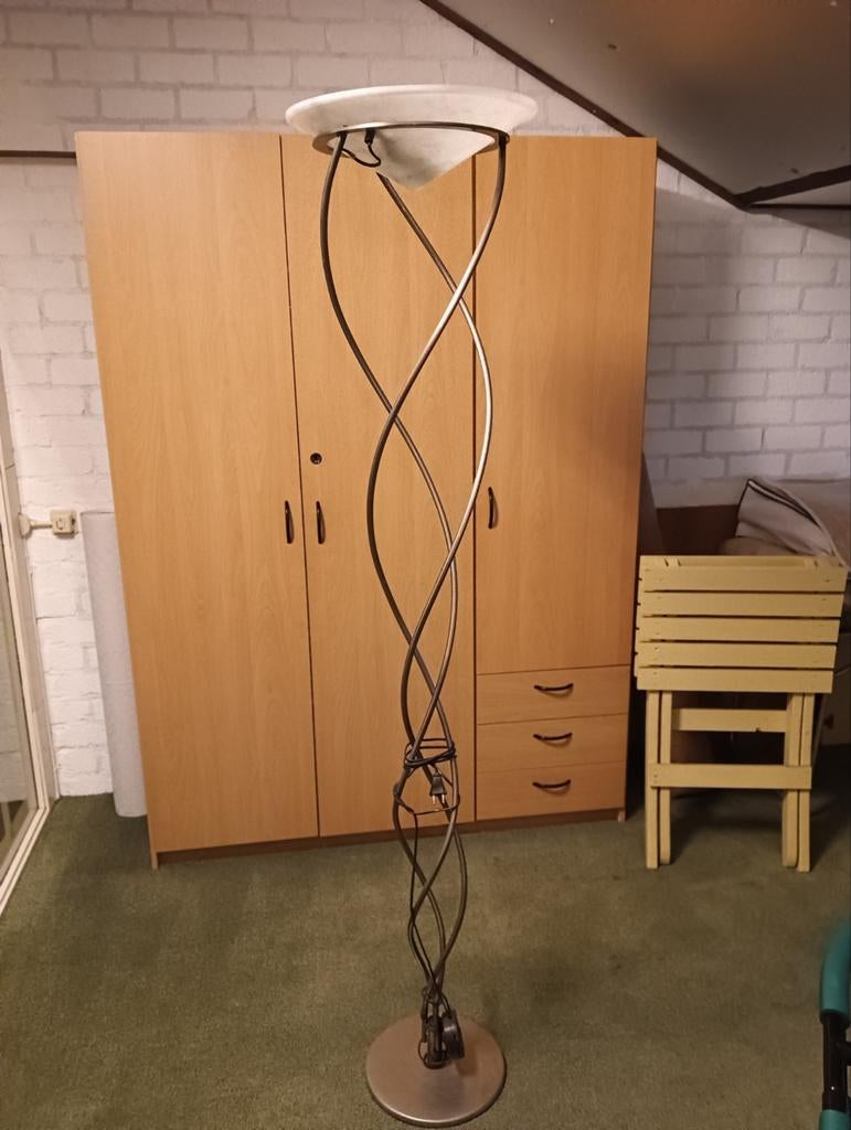 Moderne vloerlamp met spiraalvormige metalen voet, Ophalen, Stijlvol, Zo goed als nieuw, Glas