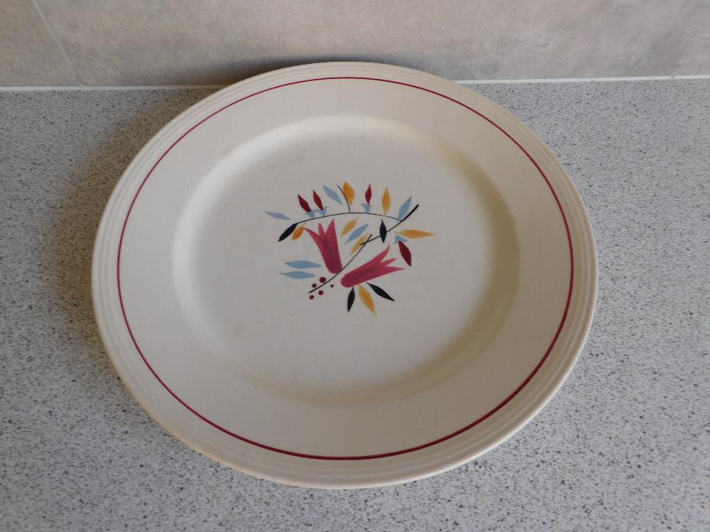 Bord 25,5 cm. Faience La Louviere Boch Belgium, Antiek en Kunst, Ophalen of Verzenden