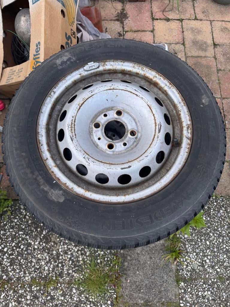 Winterbanden met velgen + wieldoppen van Fiat 500, Auto-onderdelen, Banden en Velgen, Ophalen, Gebruikt, 15 inch, Banden en Velgen